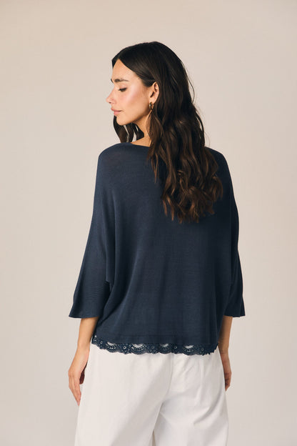 Top cuello pico puntilla azul marino