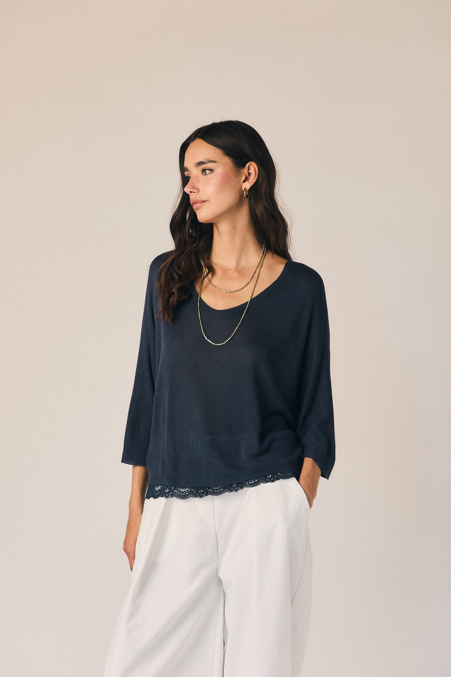 Top cuello pico puntilla azul marino