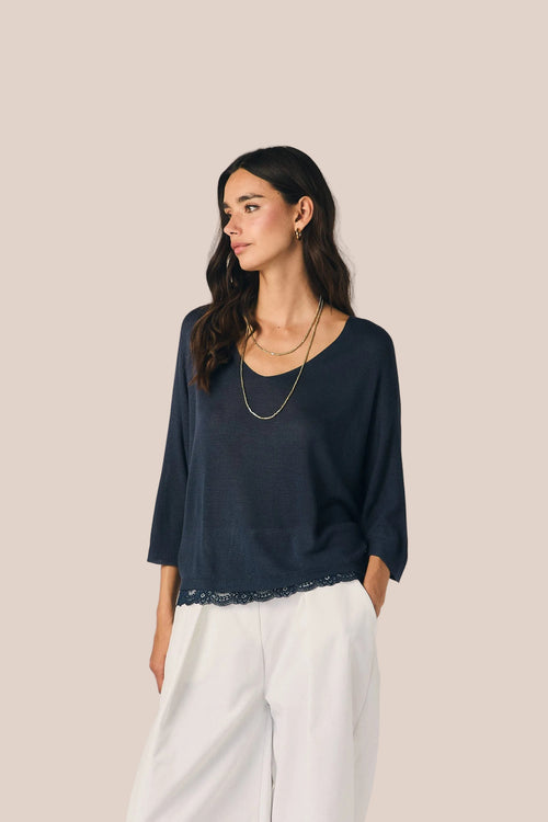 Top cuello pico puntilla azul marino