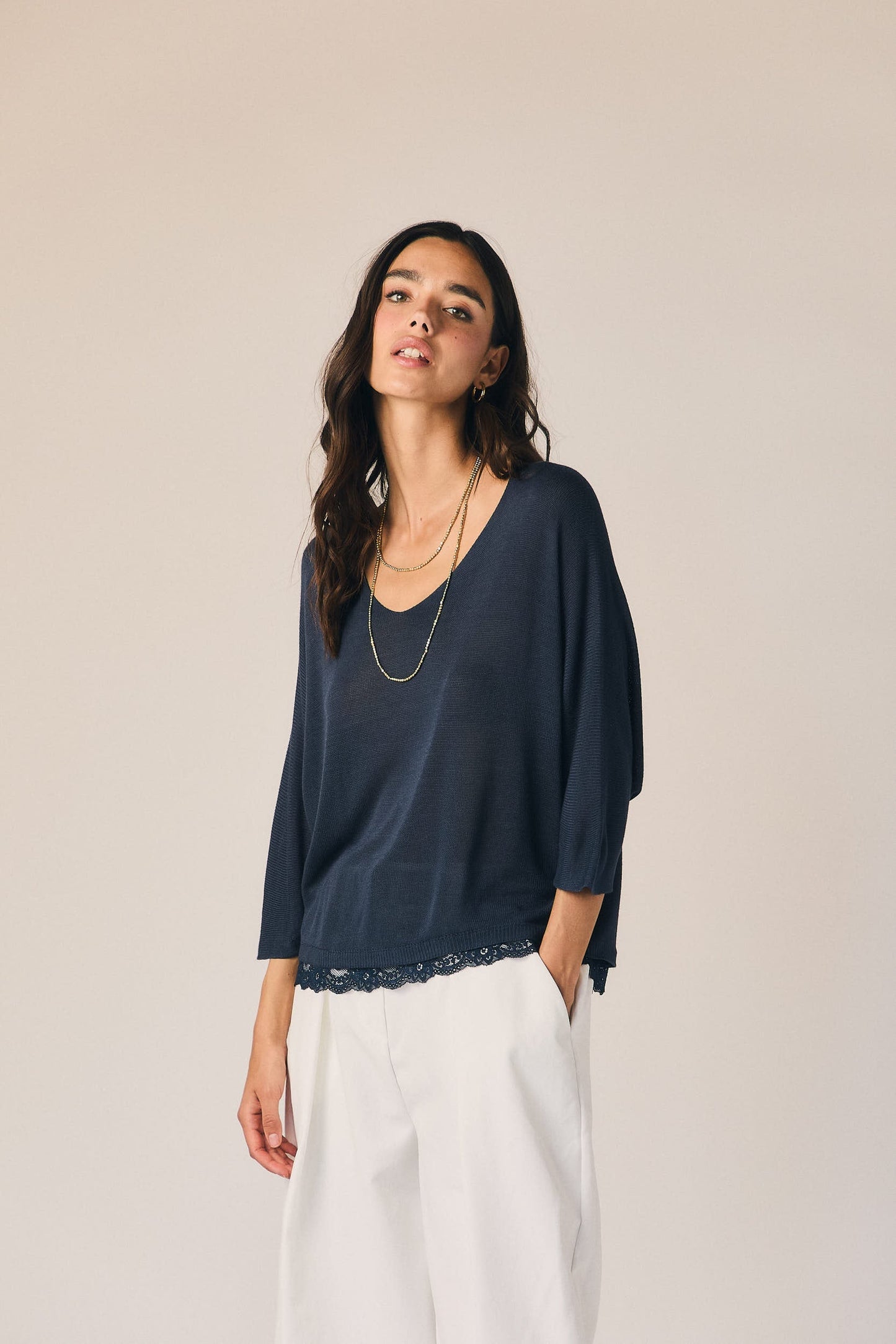 Top cuello pico puntilla azul marino