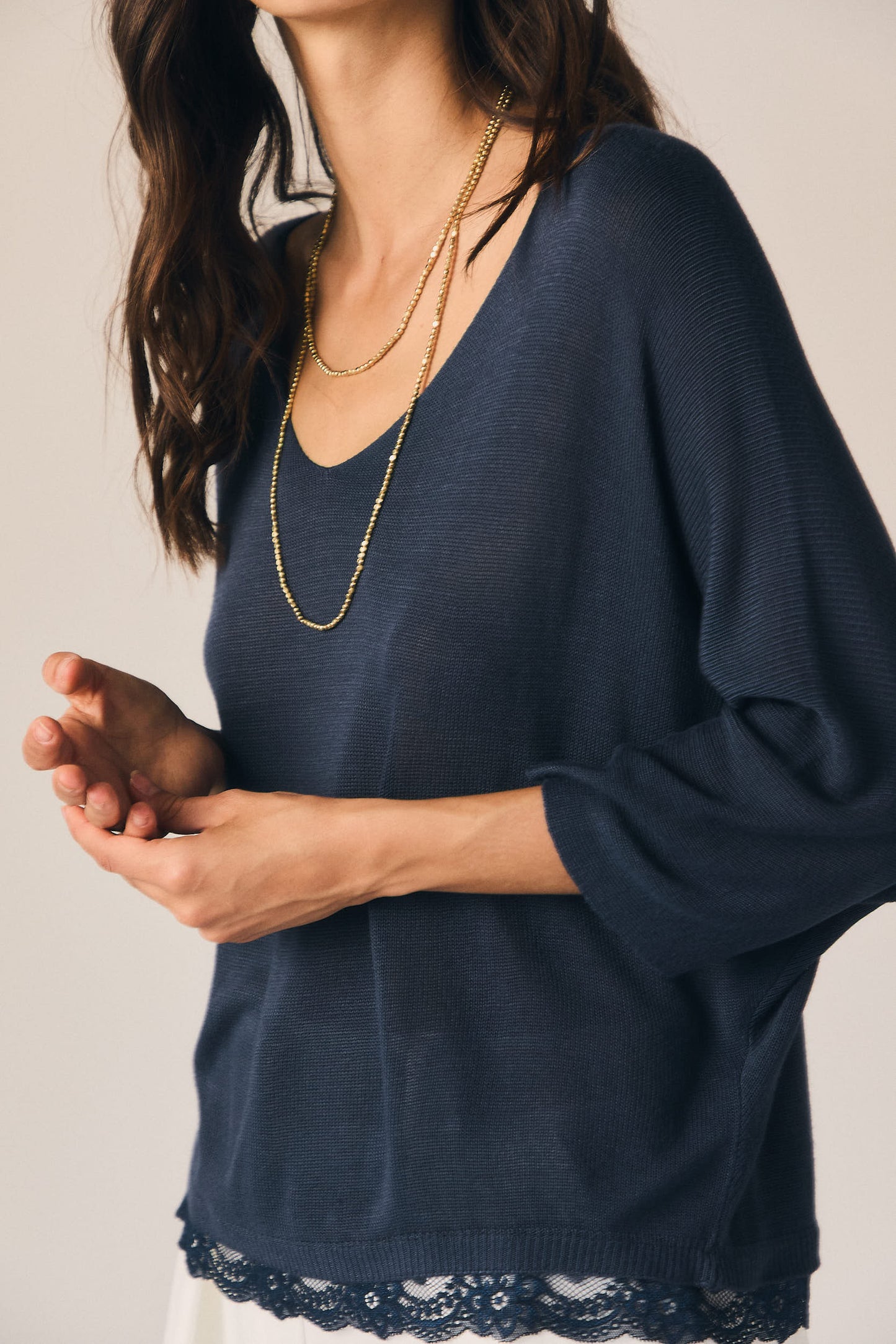 Top cuello pico puntilla azul marino