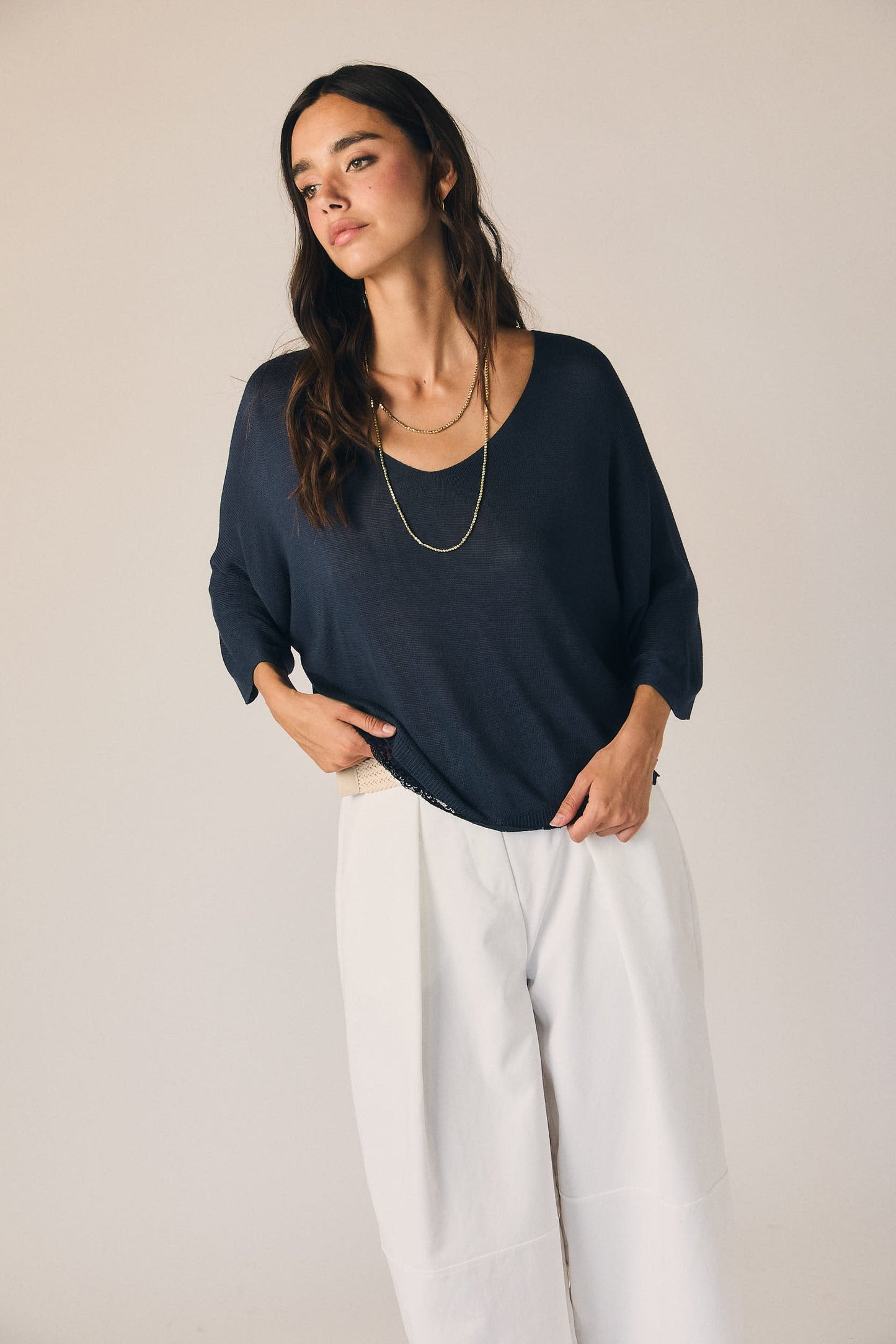 Top cuello pico puntilla azul marino