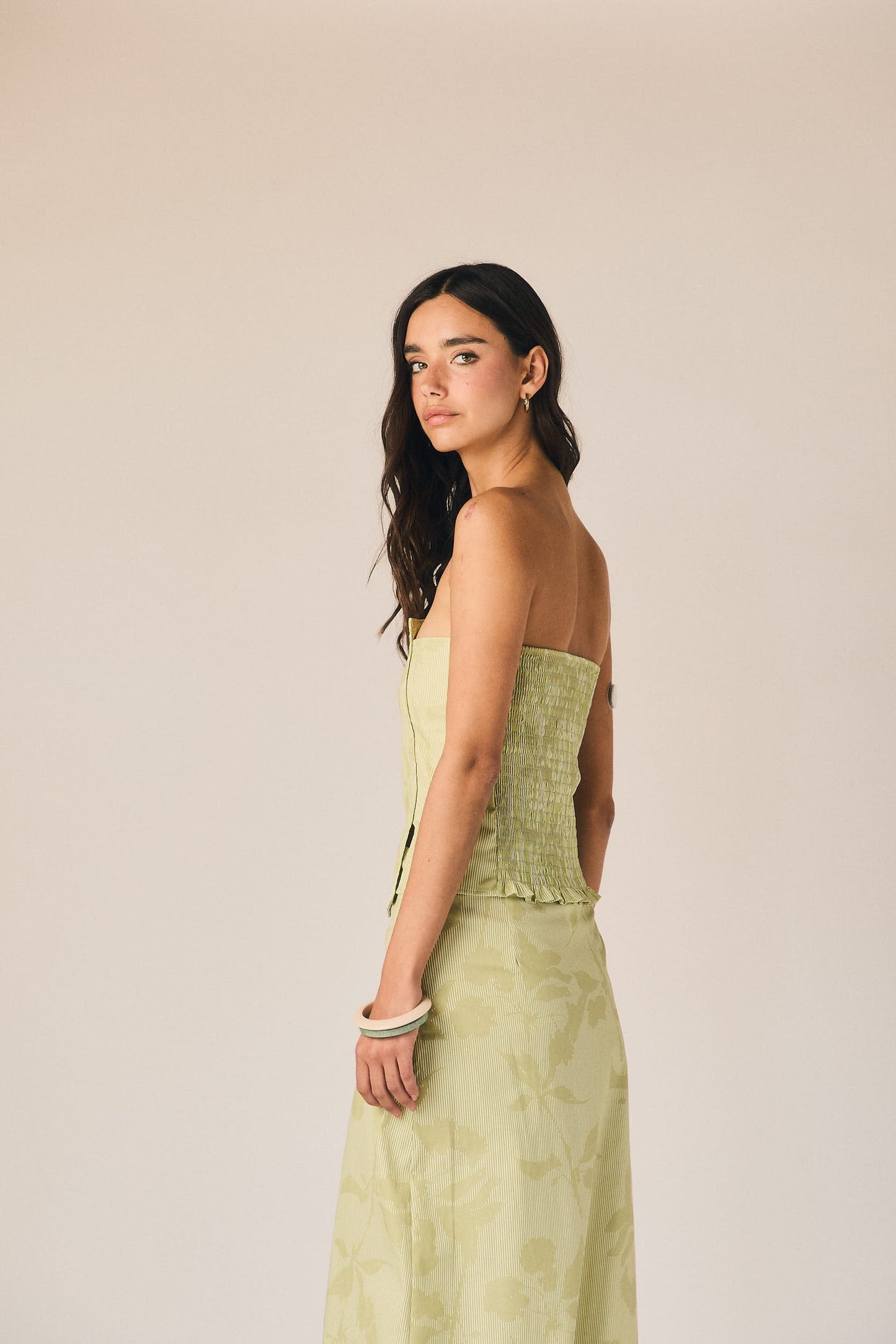 Falda midi con flores en relieve