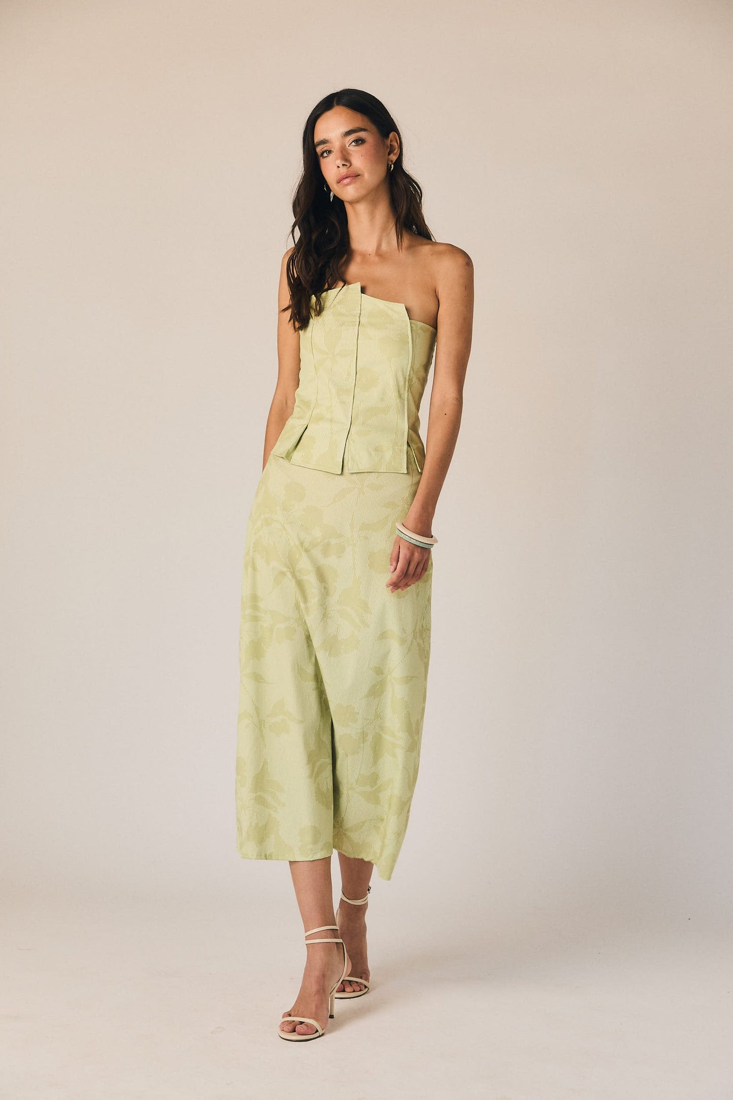 Falda midi con flores en relieve