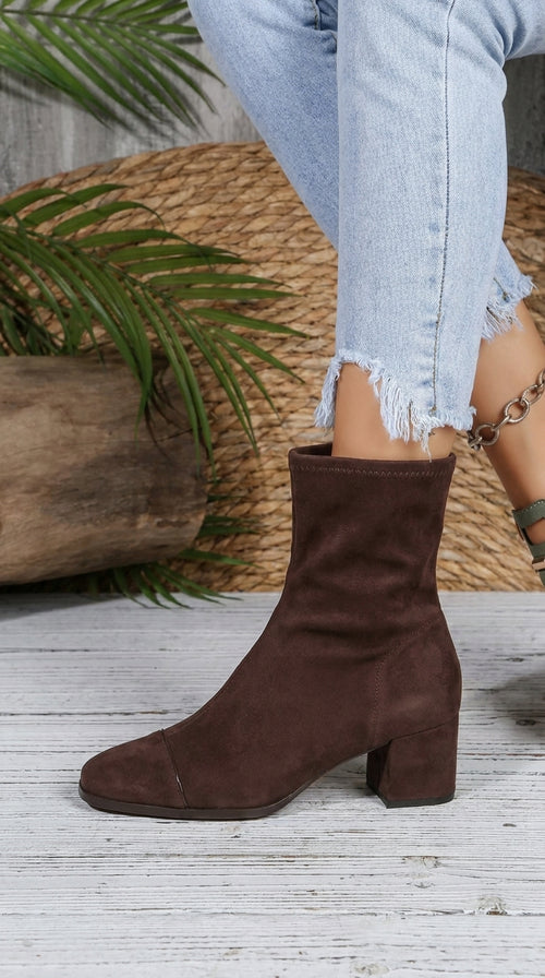 Botines elegantes con tacón cuadrado