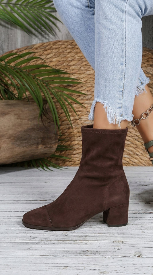 Botines elegantes con tacón cuadrado