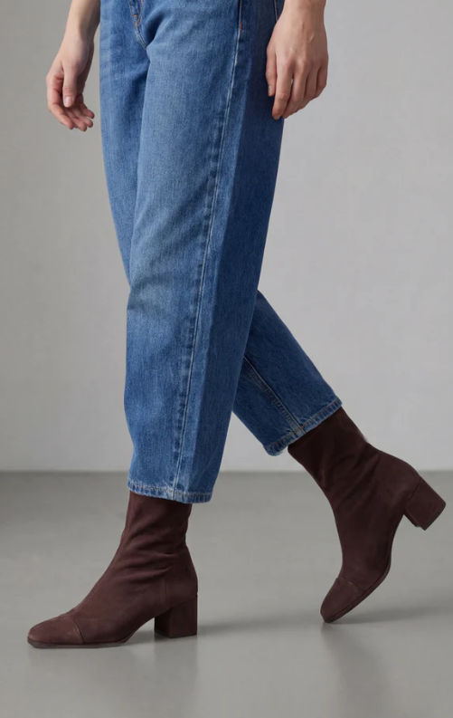 Botines elegantes con tacón cuadrado