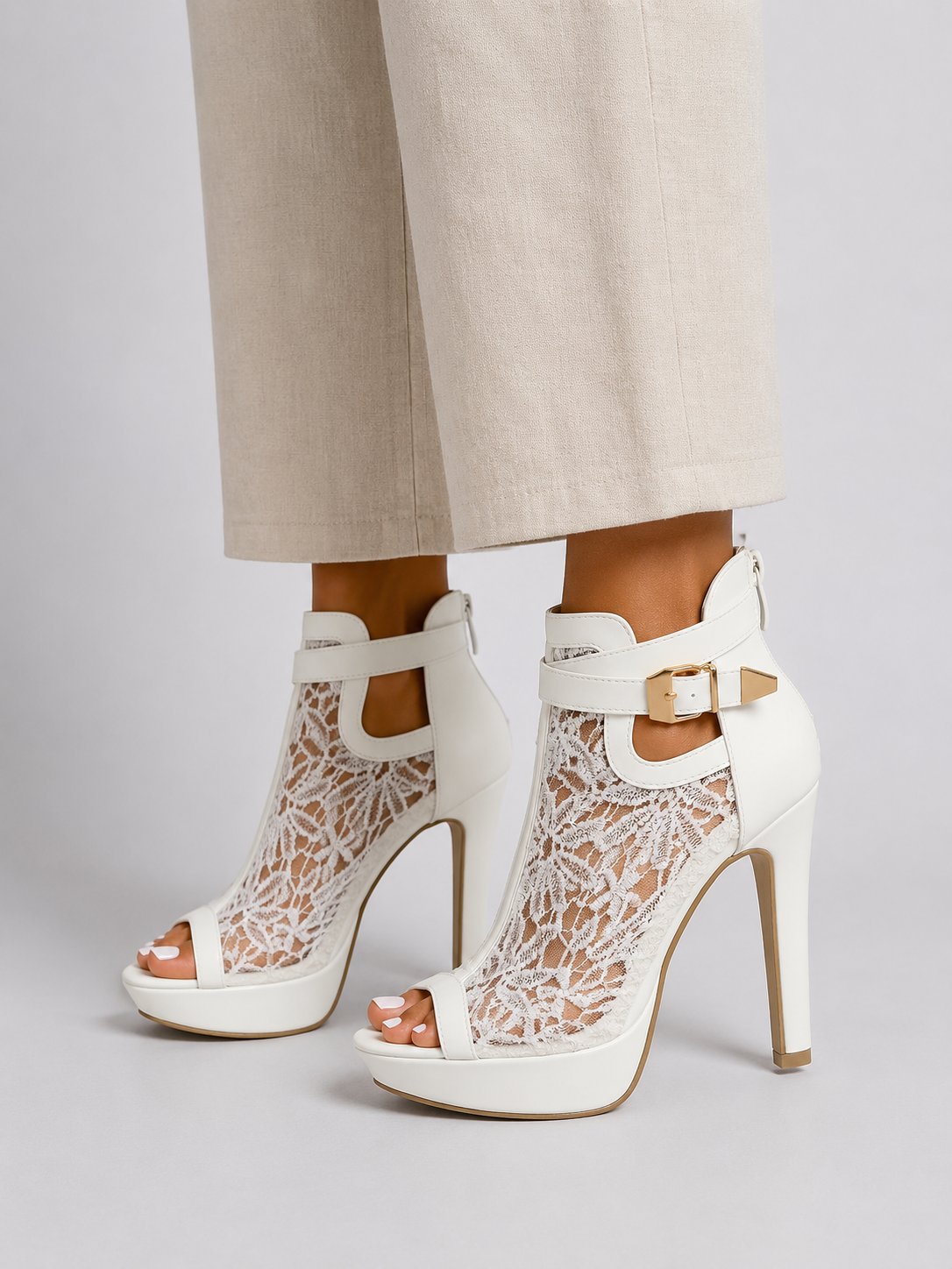 Zapatos de salón de encaje elegante