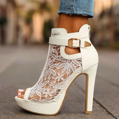 Zapatos de salón de encaje elegante