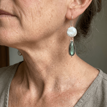 Elegantes pendientes llamativos con perlas de labradorita